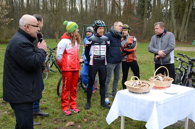 Sportowy opłatek przy ognisku (zdjęcia)