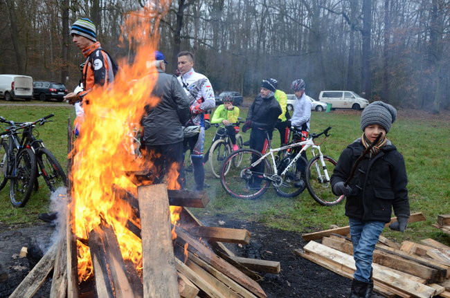 Sportowy opłatek przy ognisku (zdjęcia)