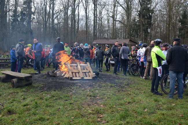 Sportowy opłatek przy ognisku (zdjęcia)