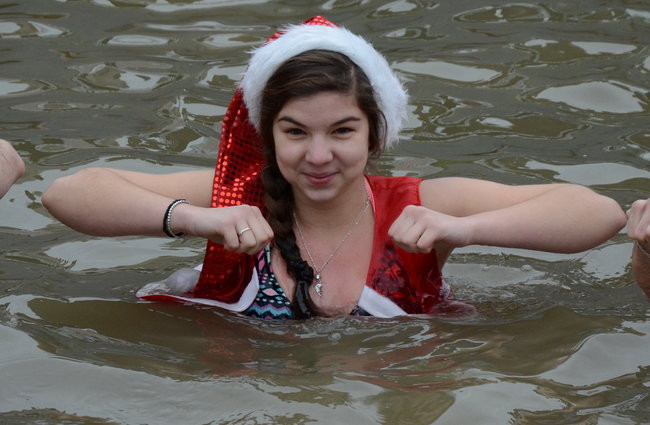 Wigilijny karp na obrusie w stawie (zdjęcia)