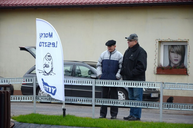 Wigilijny karp na obrusie w stawie (zdjęcia)