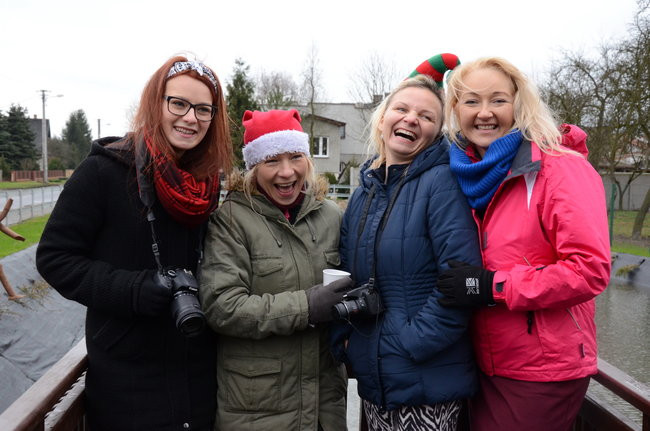 Wigilijny karp na obrusie w stawie (zdjęcia)