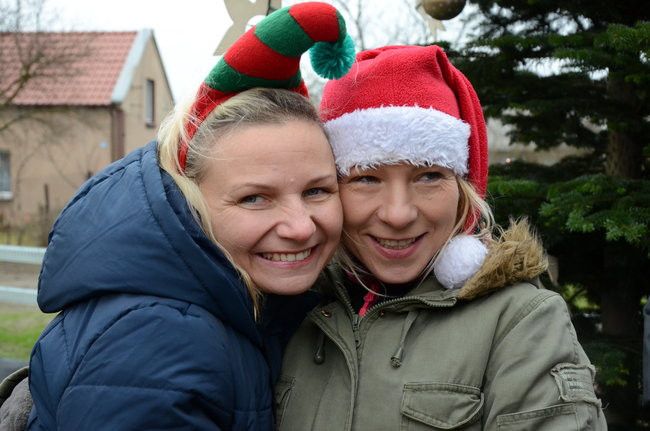 Wigilijny karp na obrusie w stawie (zdjęcia)