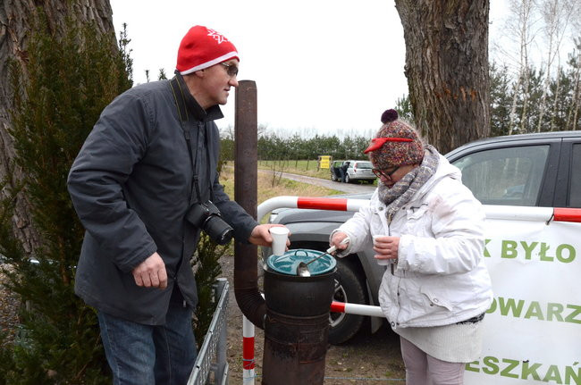 Wigilijny karp na obrusie w stawie (zdjęcia)
