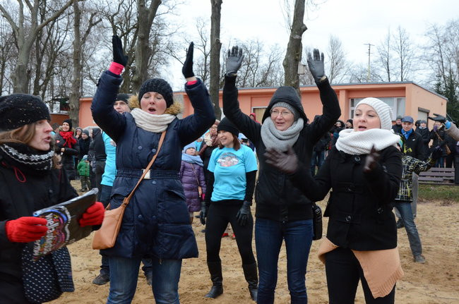 Tańce na plaży i w wodzie ( zdjęcia)