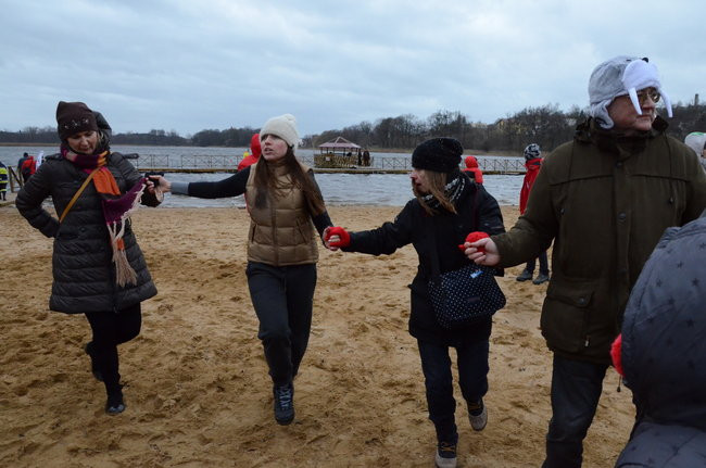 Tańce na plaży i w wodzie ( zdjęcia)