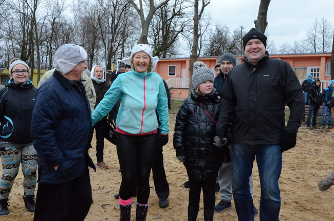 Tańce na plaży i w wodzie ( zdjęcia)