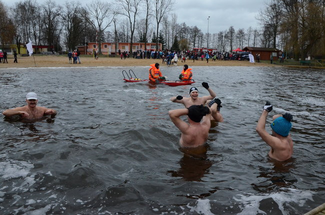 Tańce na plaży i w wodzie ( zdjęcia)