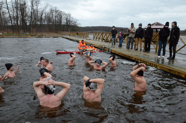 Tańce na plaży i w wodzie ( zdjęcia)