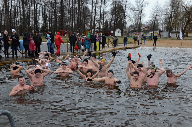 Tańce na plaży i w wodzie ( zdjęcia)
