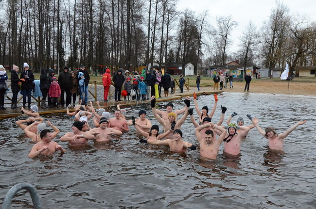 Tańce na plaży i w wodzie ( zdjęcia)