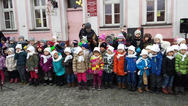 Przedszkolaki z Rydzyny kolędowały na rynku (zdjęcia)