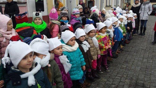 Przedszkolaki z Rydzyny kolędowały na rynku (zdjęcia)