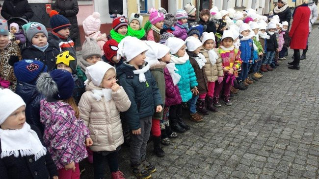 Przedszkolaki z Rydzyny kolędowały na rynku (zdjęcia)