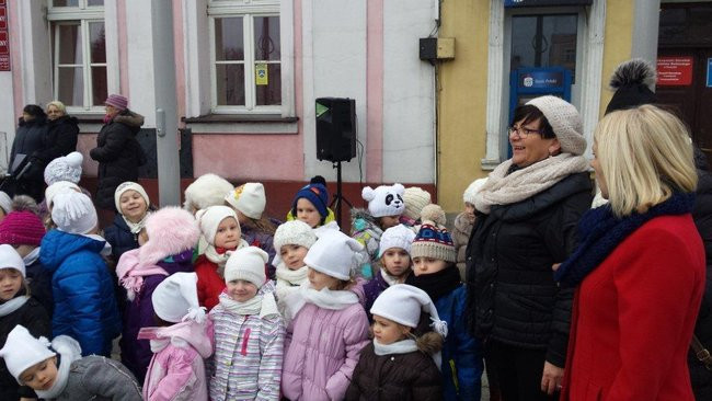 Przedszkolaki z Rydzyny kolędowały na rynku (zdjęcia)