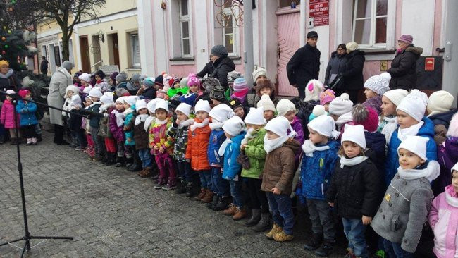 Przedszkolaki z Rydzyny kolędowały na rynku (zdjęcia)