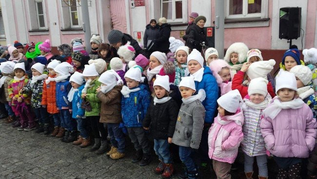 Przedszkolaki z Rydzyny kolędowały na rynku (zdjęcia)