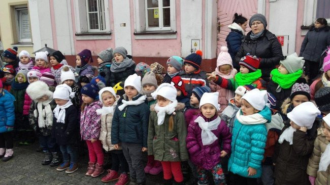 Przedszkolaki z Rydzyny kolędowały na rynku (zdjęcia)