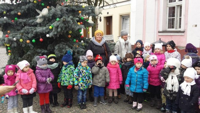 Przedszkolaki z Rydzyny kolędowały na rynku (zdjęcia)