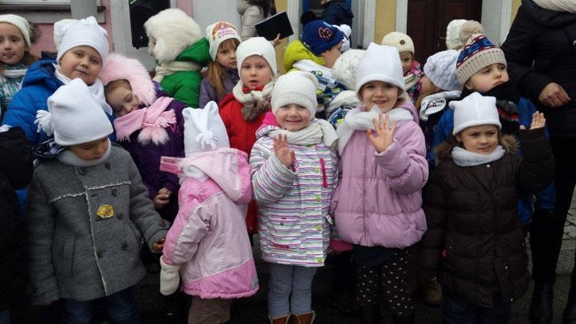 Przedszkolaki z Rydzyny kolędowały na rynku (zdjęcia)