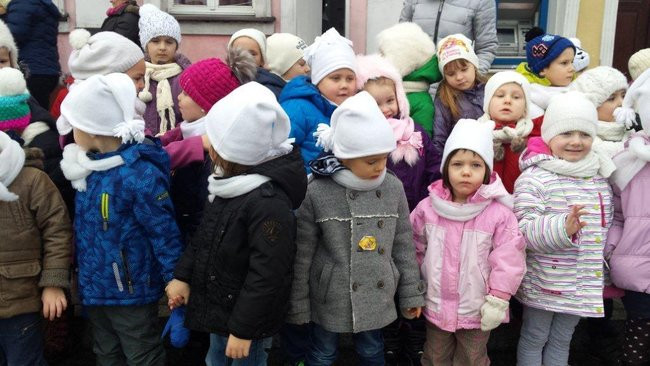 Przedszkolaki z Rydzyny kolędowały na rynku (zdjęcia)