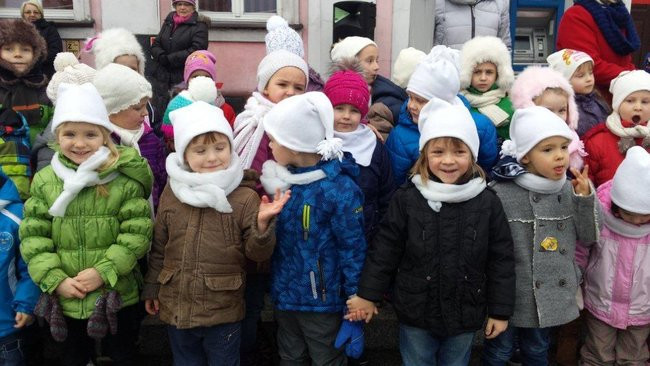 Przedszkolaki z Rydzyny kolędowały na rynku (zdjęcia)
