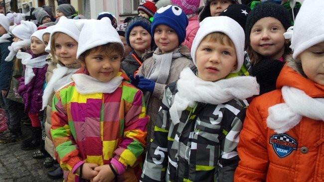 Przedszkolaki z Rydzyny kolędowały na rynku (zdjęcia)
