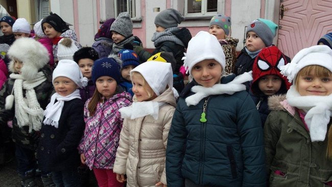 Przedszkolaki z Rydzyny kolędowały na rynku (zdjęcia)