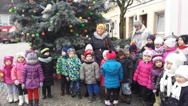 Przedszkolaki z Rydzyny kolędowały na rynku (zdjęcia)