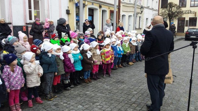 Przedszkolaki z Rydzyny kolędowały na rynku (zdjęcia)