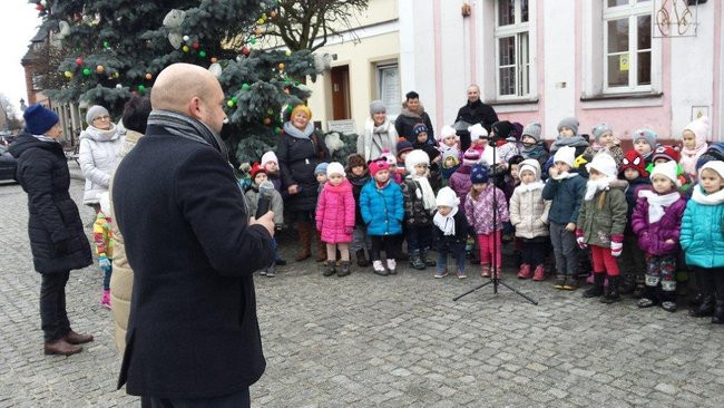 Przedszkolaki z Rydzyny kolędowały na rynku (zdjęcia)