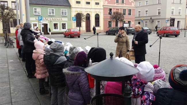 Przedszkolaki z Rydzyny kolędowały na rynku (zdjęcia)