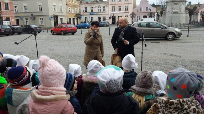 Przedszkolaki z Rydzyny kolędowały na rynku (zdjęcia)