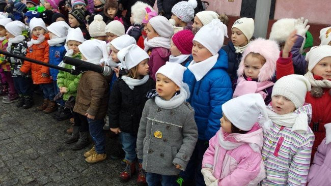 Przedszkolaki z Rydzyny kolędowały na rynku (zdjęcia)