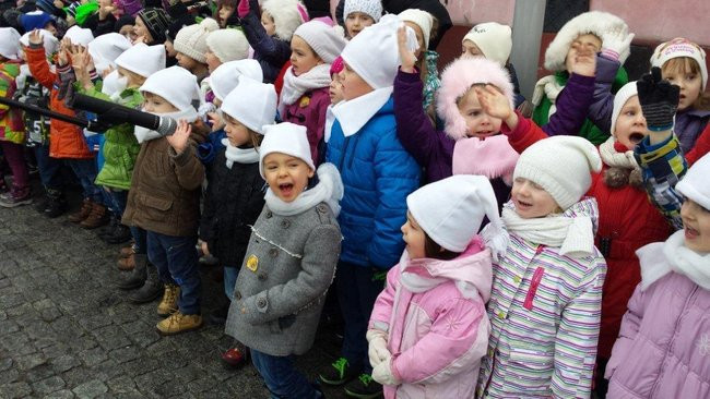 Przedszkolaki z Rydzyny kolędowały na rynku (zdjęcia)