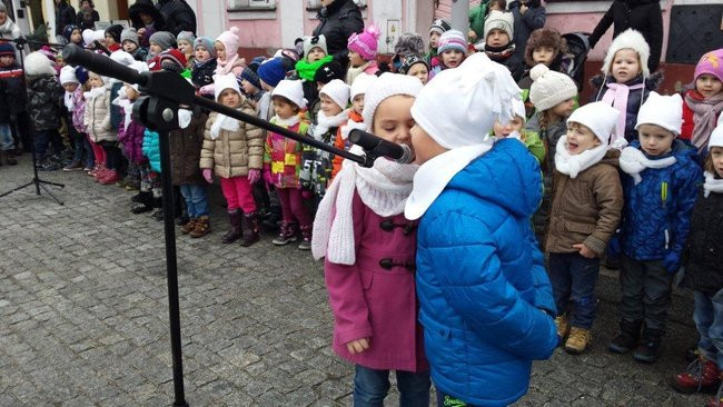 Przedszkolaki z Rydzyny kolędowały na rynku (zdjęcia)