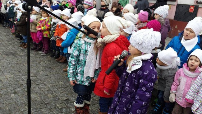 Przedszkolaki z Rydzyny kolędowały na rynku (zdjęcia)