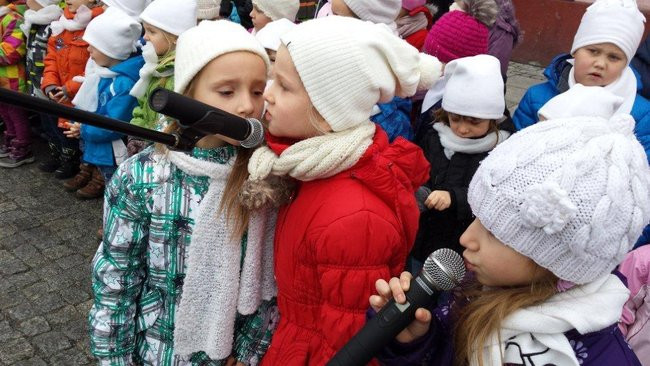 Przedszkolaki z Rydzyny kolędowały na rynku (zdjęcia)