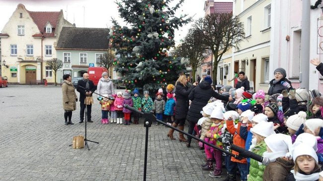 Przedszkolaki z Rydzyny kolędowały na rynku (zdjęcia)