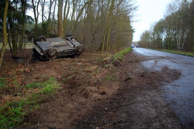 Dachowanie na drodze Poniec - Pawłowice (wideo i zdjęcia)