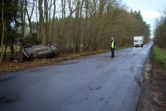 Dachowanie na drodze Poniec - Pawłowice (wideo i zdjęcia)