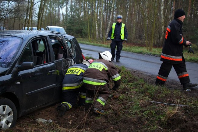 Dachowanie na drodze Poniec - Pawłowice (wideo i zdjęcia)