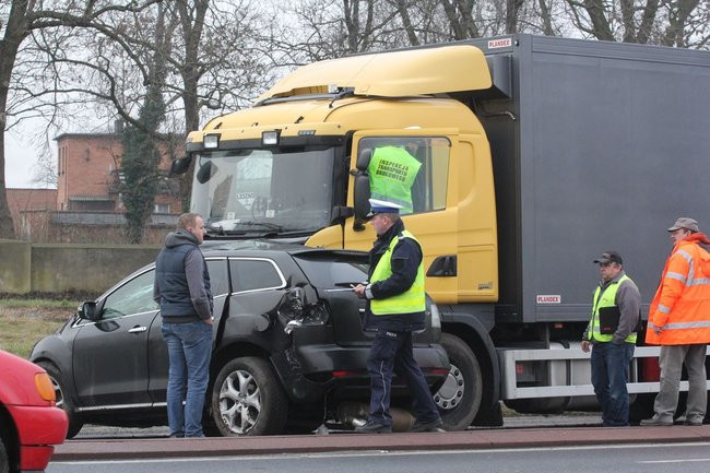 TIR skasował mazdę (zdjęcia)