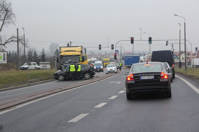 TIR skasował mazdę (zdjęcia)