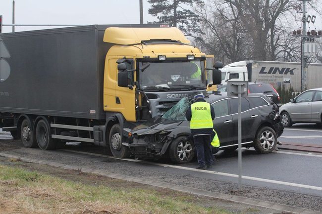 TIR skasował mazdę (zdjęcia)