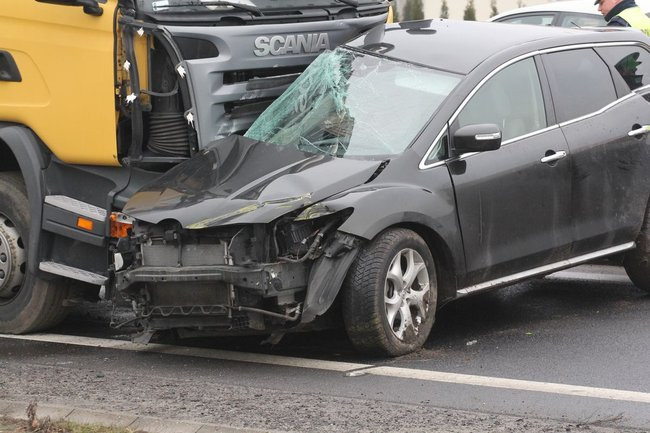 TIR skasował mazdę (zdjęcia)