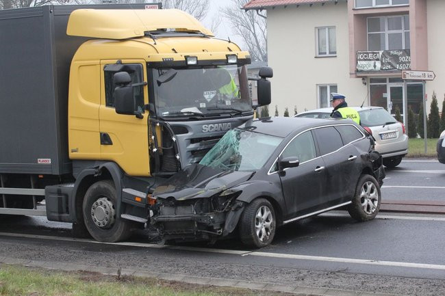 TIR skasował mazdę (zdjęcia)