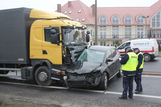 TIR skasował mazdę (zdjęcia)