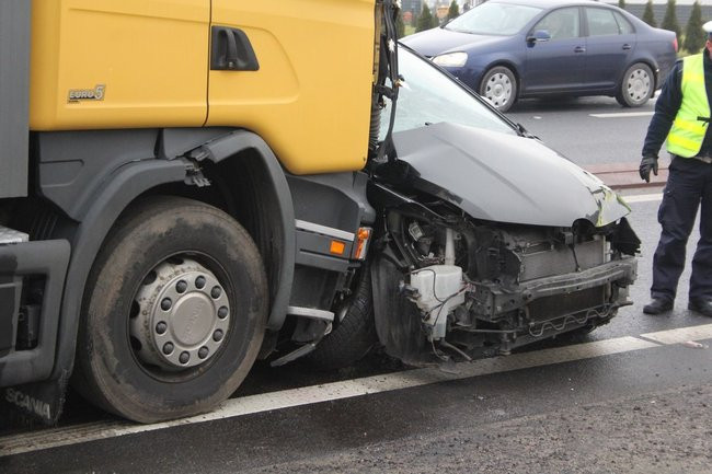 TIR skasował mazdę (zdjęcia)