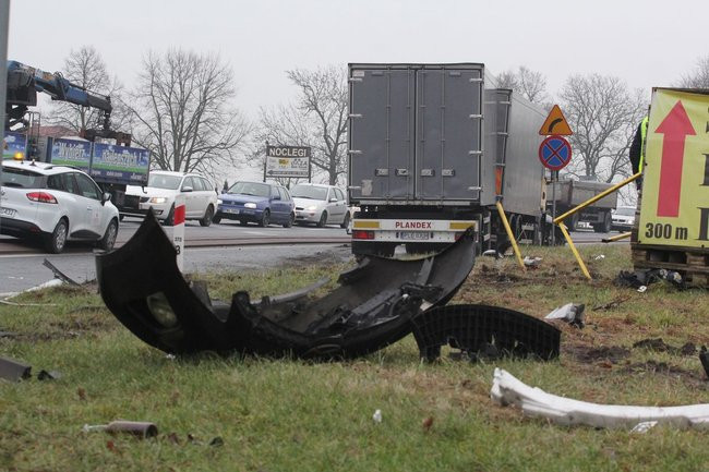 TIR skasował mazdę (zdjęcia)